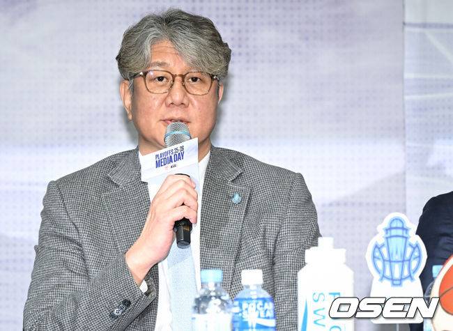 [OSEN=조은정 기자]2025-2026 LG전자 프로농구 플레이오프 미디어데이가 10일 서울 강남구 KBL 센터에서 열렸다.이날 미디어데이에는 창원 LG 조상현 감독·유기상, 안양 정관장 유도훈 감독·박지훈, 원주 DB 김주성 감독·이선 알바노, 서울 SK 전희철 감독·에디 다니엘, 고양 소노 손창환 감독·이정현, 부산 KCC 이상민 감독·허웅이 참석했다.소노 손창환 감독이 출사표를 던지고 있다. 2026.04.10 /cej@osen.co.kr
