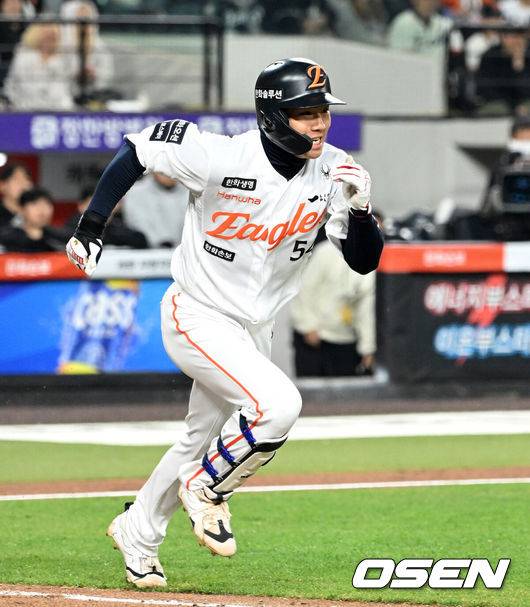 [OSEN=대전, 이대선 기자] 1일 대전 한화생명볼파크에서 2026 신한 SOL KBO리그 한화 이글스와 KT 위즈의 경기가 열렸다.이날 한화는 류현진, KT는 고영표를 선발로 내세웠다.2회말 2사 1,2루에서 한화 오재원이 땅볼을 치고 그라운드를 달ㄹ고 있다. 2026.04.01 /sunday@osen.co.kr