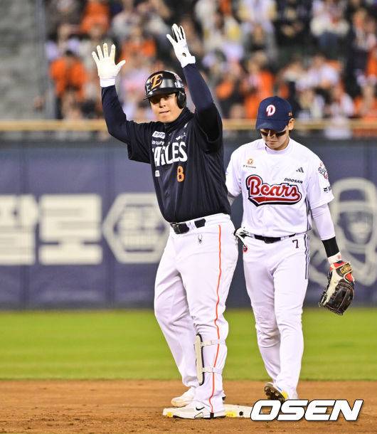 [OSEN=잠실, 박준형 기자] 3일 오후 서울 잠실구장에서 ‘2026 신한은행 SOL Bank KBO리그’ 두산 베어스와 한화 이글스의 경기가 진행됐다.이날 두산은 플렉센을, 한화는 에르난데스를 선발투수로 내세웠다.  4회초 1사 한화 노시환이 2루타를 날리고 세리머니를 하고 있다.    2026.04.02 / soul1014@osen.co.kr