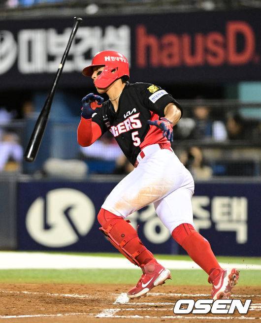 [OSEN=잠실, 지형준 기자] 31일 서울 잠실야구장에서 2026 신한 SOL KBO리그 LG 트윈스와 KIA 타이거즈즈의 경기가 열렸다. 이날 LG는 톨허스트, KIA는 아담 올러를 선발로 내세웠다.6회초 무사에서KIA 김도영이 좌익선상 2루타를 날리고 있다. 2026.03.31&nbsp;/ jpnews@osen.co.kr