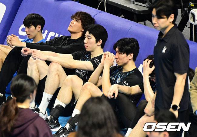 [OSEN=인천, 최규한 기자] 헤난 달 조토 감독이 이끄는 대한항공이 결국 트레블을 완성했다. 경기를 마치고 현대캐피탈 선수들이 코트에 남아 아쉬워하고 있다. 2026.04.10 / dreamer@osen.co.kr