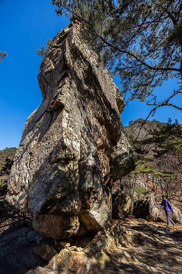 높이 20여 m의 입석대.