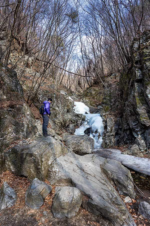 얼음이 반쯤 녹은 세렴폭포. 냇물소리가 귀를 간지럽힌다.