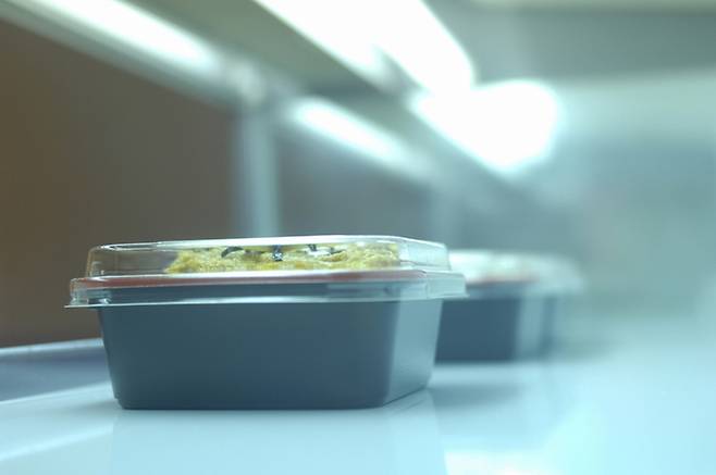 익힌 음식도 실온 방치 시 세균 증식이 빠르게 진행된다. ‘냄새’ 아닌 ‘시간’이 안전 기준이다. 게티이미지