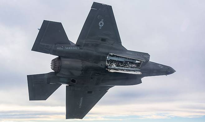 미 해병대 F-35B 스텔스기가 내부무장창에 미티어 미사일을 탑재한 채 비행하고 있다. 록히드마틴 제공