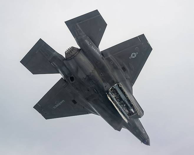 미 해병대 F-35B 스텔스기가 내부무장창에 미티어 미사일을 탑재한 상태에서 날아가고 있다. 록히드마틴 제공