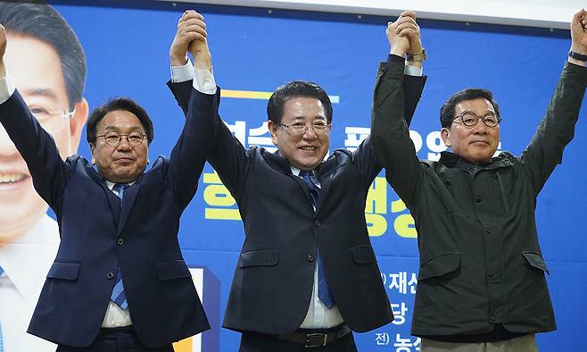 김영록 후보 지지 선언하는 강기정·신정훈 전 후보. 김영록 후보 측 제공