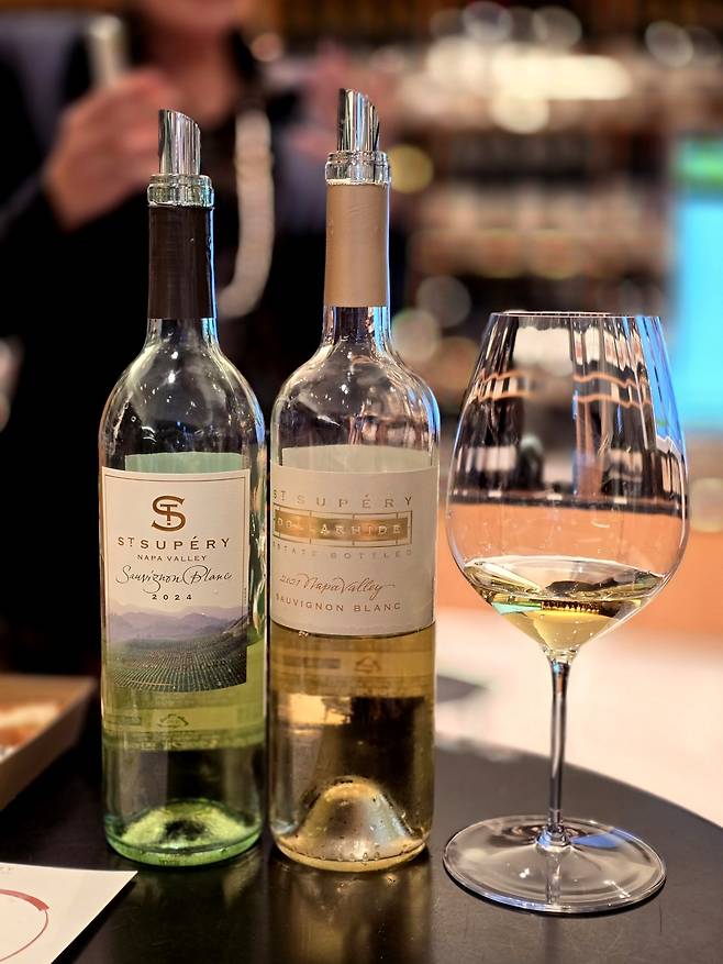 생 수페리&nbsp;나파밸리 소비뇽 블랑(왼쪽). 최현태 기자
