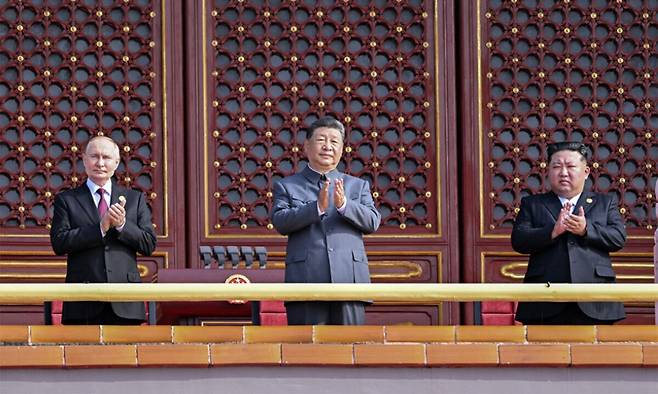 김정은 북한 국무위원장은 지난해 9월&nbsp;3일 중국 베이징에서 진행된 전승절 80주년 기념행사에 참석했다. 왼쪽부터 블라디미르 푸틴 러시아 대통령, 시진핑 중국 국가주석, 김 위원장. 세계일보 자료사진