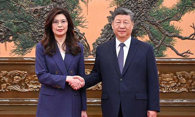 시진핑 중국 국가주석이 10일(현지 시간) 중국 베이징 인민대회당에서 정리원 대만 국민당(KMT) 주석과 만나 악수하고 있다. 신화통신