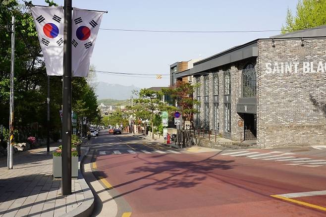 사일구로 위쪽 근현대사기념관 앞에서 내려다본 거리 풍경. 강북구 제공