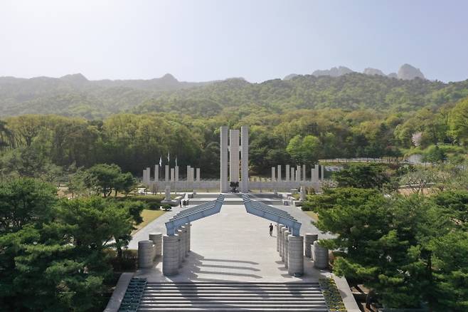 서울 강북구에 있는 국립4·19민주묘지를 정면에서 바라보면 하늘을 찌를 듯한 기념탑 뒤로 묘역을 품에 안은 북한산이 든든하게 버티고 있다. 강북구 제공