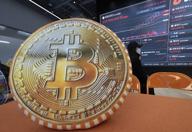 ‘비트코인 어디까지 오를까?’ - [서울=뉴시스] 김근수 기자 = 가상자산(암호화폐) 대장주 비트코인이 연일 신고점을 돌파하는 가운데 22일 서울 서초구 빗썸라운지 시황판에 비트코인을 비롯한 암호화폐 시세가 표시되고 있다. 2024.11.22. ks@newsis.com