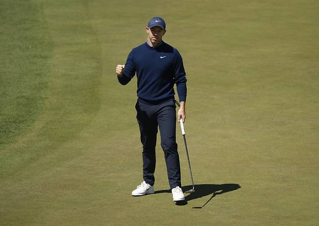 디펜딩 챔피언 로리 매킬로이가 9일(현지 시간) 미국 조지아주 오거스타 내셔널GC에서 열린 마스터스 1라운드 15번 홀에서 버디를 잡은 뒤 주먹을 불끈 쥐고 있다. 로이터연합뉴스