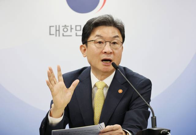 이억원 금융위원장이 2025년 11월 12일 정부서울청사에서 열린 월례 간담회에서 발언하고 있다. 연합뉴스
