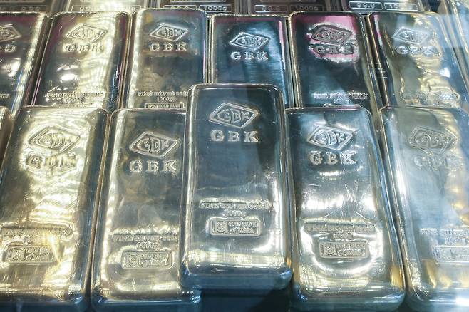 서울 종로구 아이디쥬얼리에 진열된 실버바 모습. 연합뉴스