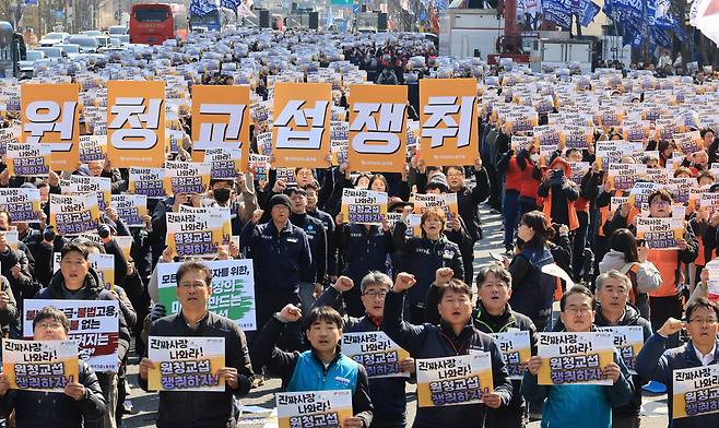 노란봉투법(개정 노조법) 시행 첫날인 지난달 10일 서울 세종로에서 열린 민주노총 투쟁 선포대회에서 양경수 위원장을 비롯한 민주노총 조합원들이 손팻말을 들고 구호를 외치고 있다. 연합뉴스