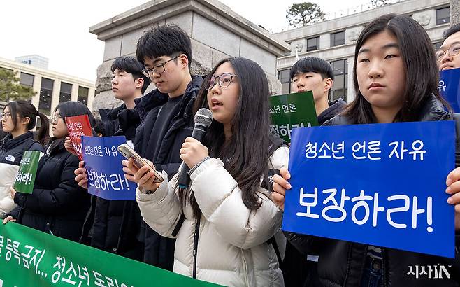 2월24일 오후 서울 종로구 헌법재판소 앞에서 열린 ‘신문법·잡지법 헌법소원 청구 기자회견’에서 장효주 이음 편집장이 <신문 등의 진흥에 관한 법률>과 <잡지 등 정기간행물의 진흥에 관한 법률>의 개정을 촉구하고 있다. ⓒ시사IN 조남진