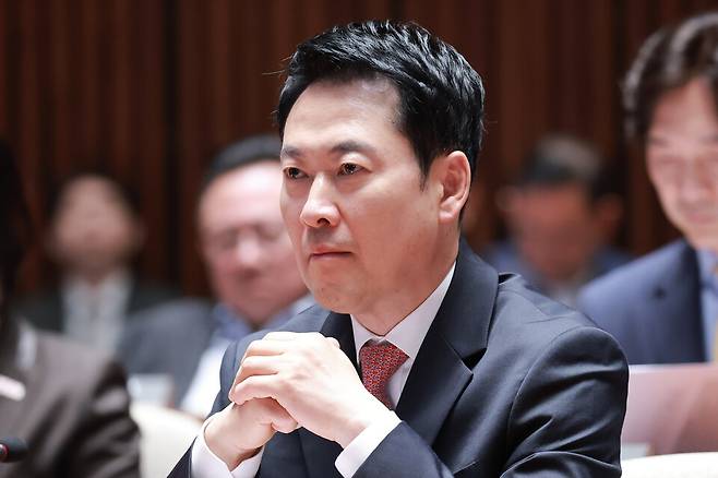 장동혁 국민의힘 대표가 3월31일 국회에서 열린 의원총회에 참석해 송언석 원내대표 발언을 듣고 있다. ⓒ연합뉴스