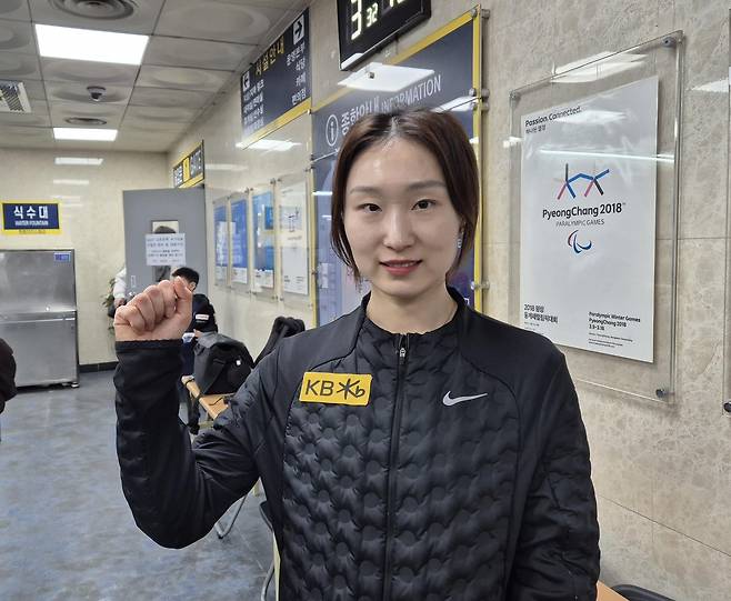 쇼트트랙 전설 최민정이 9일 서울 양천구 목동아이스링크에서 열린 2026-2027 쇼트트랙 국가대표 1차 선발대회를 마친 뒤 포즈를 취하고 있다.  최민정은 새 시즌을 끝으로 태극마크를 반납한다고 밝혔다. 2026.4.9 연합뉴스