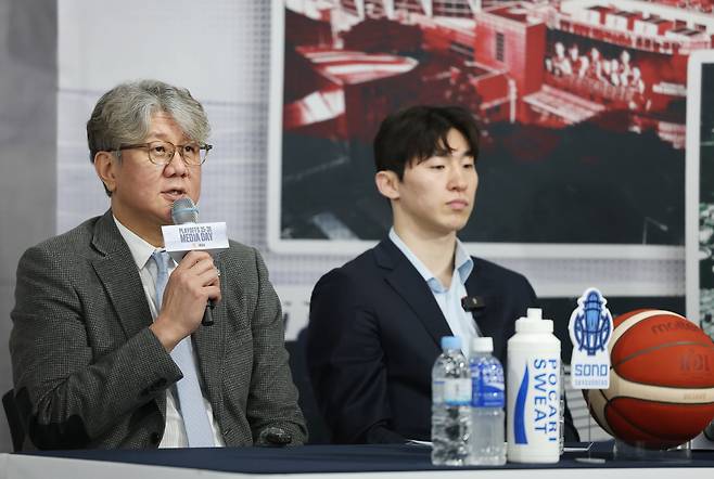 10일 서울 강남구 KBL센터에서 열린 프로농구 플레이오프 미디어데이에서 손창환 소노 감독이 출사표를 밝히고 있다. 연합뉴스