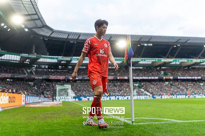 ▲ 마인츠 핵심 선수 이재성은 이날 뛰지 못했다. 경기 전 공식 채널에 따르면, 이재성은 왼쪽 엄지발가락 부상으로 인해 팀 훈련에 불참했고 스트라스부르전 명단에서 제외됐다. 회복 경과를 지켜봐야 하는 상태지만, 장기 결장으로 이어질 심각한 부상은 아닌 것으로 파악되고 있다.