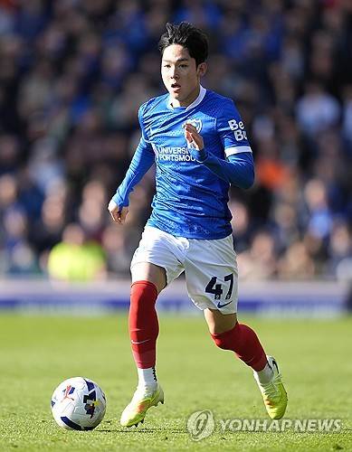 한국 축구 유망주 양민혁의 성장세가 멈췄다. 토트넘 홋스퍼를 떠나 2부 챔피언십으로 임대됐으나 정기적인 출전을 하지 못하면서 임대 결정이 애초에 잘못됐다는 비판까지 나오고 있다. 토트넘이 1월 이적시장에서 양민혁의 임대 환경을 업그레이드하겠다는 판단으로 포츠머스에서 복귀시킨 후 코번트리로 재임대 했다. 하지만 결과는 참담했다. 양민혁은 코번트리 이적 직후 4경기(FA컵 포함)에 나섰으나 이후에는 아예 경기 명단에서조차 사라졌다. 리그 기준으로는 3경기 29분 출전에 그쳤고, 공격 포인트도 없다. 기회를 통해 성장해야 할 10대 선수에게 가장 치명적인 공백이 찾아온 셈이다. 연합뉴스