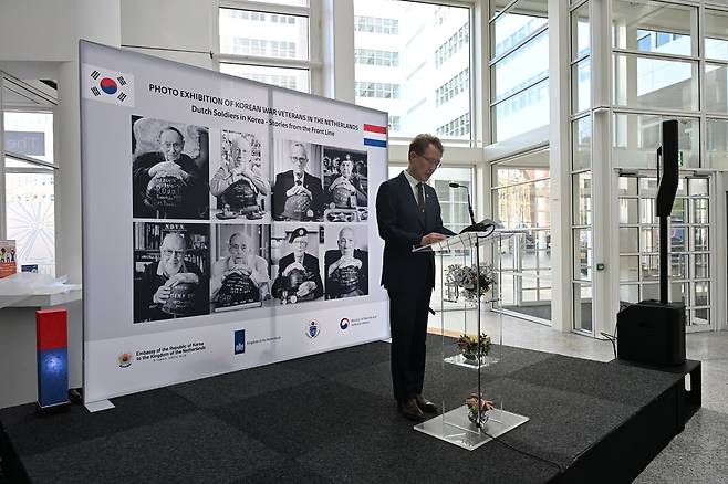 8일 네덜란드 헤이그 시청에서 열린 한국전 참전용사 영상인터뷰와 사진 전시회 개막식에서 인사말을 하는 홍석인 주네덜란드 대사 [주네덜란드 한국대사관 제공. 재판매 및 DB 금지]