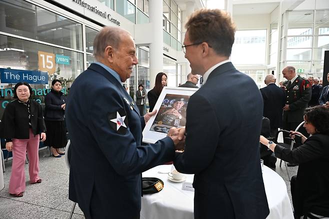 8일 네덜란드 헤이그에서 열린 한국전 참전용사 전시회 [주네덜란드 한국대사관 제공. 재판매 및 DB 금지]