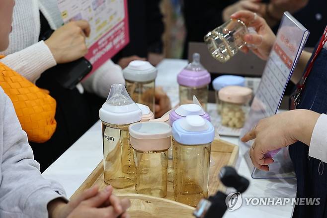 젖병 설명 듣는 관람객들 (서울=연합뉴스) 서대연 기자 = 1일 서울 강남구 코엑스에서 열린 2025 코베 베이비페어에서 관람객들이 부스 관계자로부터 젖병 설명을 듣고 있다. 2025.5.1 dwise@yna.co.kr