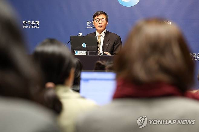 통화정책방향 기자간담회서 발언하는 이창용 한국은행 총재 (서울=연합뉴스) 김성민 기자 = 이창용 한국은행 총재가 10일 서울 중구 한국은행에서 열린 통화정책방향 기자간담회에서 발언하고 있다. 2026.4.10 [공동취재] ksm7976@yna.co.kr