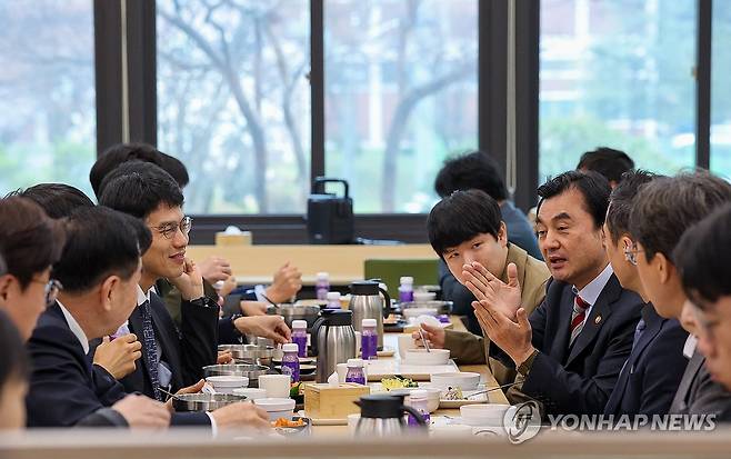안규백 장관, 국방과학연구소 방문 (서울=연합뉴스) 안규백 국방부 장관이 10일 국방과학연구소에서 연구원들과 소통하고 있다. 2026.4.10 [국방부 제공. 재판매 및 DB 금지] photo@yna.co.kr