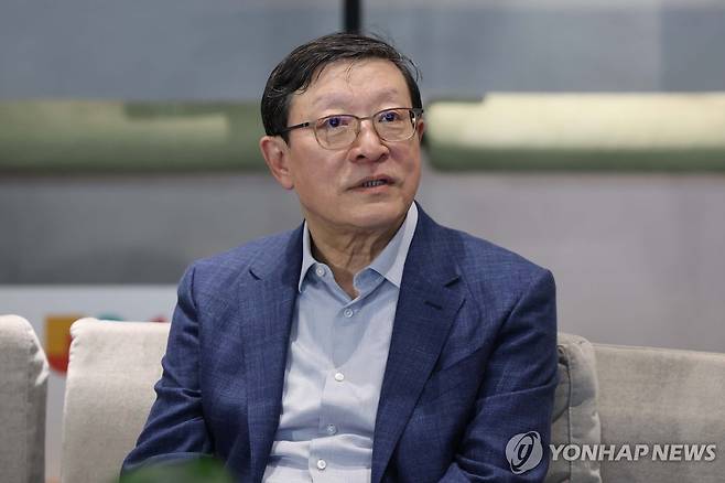 질문에 답하는 허태수 회장 (서울=연합뉴스) 김주형 기자 = AI혁신위원회 위원장인 허태수 GS 회장이 10일 서울 강남구 역삼동 GS타워에서 열린 AI혁신위원회 3차회의에 앞서 취재진의 질문에 답변하고 있다. 2026.4.10 kjhpress@yna.co.kr