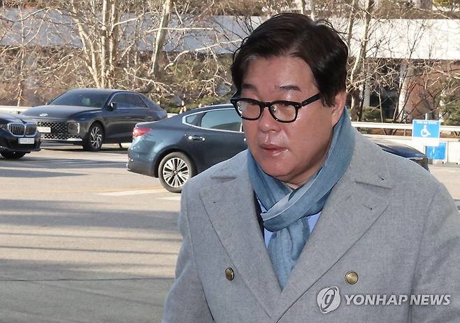 김성태 전 회장, 인권침해점검 TF 출석 (서울=연합뉴스) 서명곤 기자 = '쌍방울 대북 송금 사건' 수사 과정에서 제기된 '연어·술파티 회유 의혹'과 관련해 김성태 전 쌍방울 회장이 지난 1월 8일 오전 서울 서초구 서울고검 인권침해점검 태스크포스(TF)에서 조사를 받기 위해 출석하고 있다. 2026.1.8 seephoto@yna.co.kr