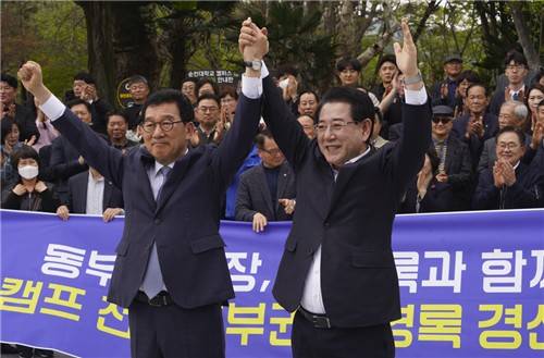손 맞잡은 김영록 후보(왼쪽)와 신정훈 의원 [김영록 예비후보 사무소 제공.재판매 및 DB금지]