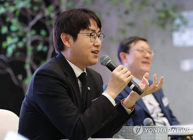 AI혁신위원회서 발언하는 하정우 AI미래기획수석 (서울=연합뉴스) 김주형 기자 = 하정우 청와대 AI미래기획수석이 10일 서울 강남구 역삼동 GS타워에서 열린 AI혁신위원회 3차회의에 참석해 발언하고 있다. 2026.4.10 kjhpress@yna.co.kr
