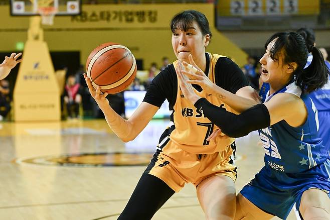 여자프로농구 청주 KB와 아산 우리은행의 경기 장면 [WKBL 제공. 재판매 및 DB 금지]