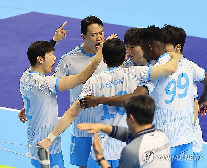기뻐하는 대한항공 (인천=연합뉴스) 임순석 기자 = 10일 인천 계양체육관에서 열린 프로배구 2025-2026 V리그 남자부 대한항공-현대캐피탈 챔프 5차전에서 득점에 성공한 대한항공 선수들이 기뻐하고 있다. 2026.4.10 soonseok02@yna.co.kr