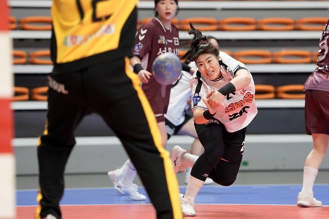 SK와 서울시청의 10일 경기 모습.  [한국핸드볼연맹 제공. 재판매 및 DB 금지]