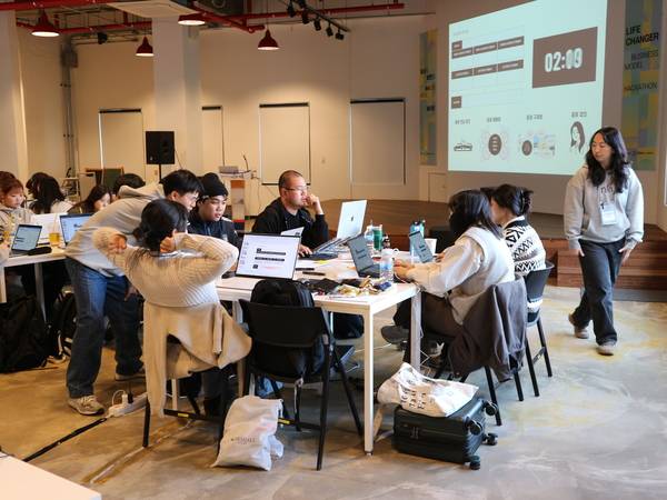 시흥시 청년스테이션에서 청년들이 창업과 관련한 활동을 하고 있다. /시흥시 제공