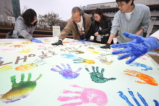 ▲ 11일 인천 남동구 애뜰광장에서 열린 '세월호 참사 12주기 인천 추모 문화제'에서 시민들이 희생자들을 추모하며 핸드프리팅을 하고 있다. /박준엽 수습기자 jun010209 @incheonilbo.com