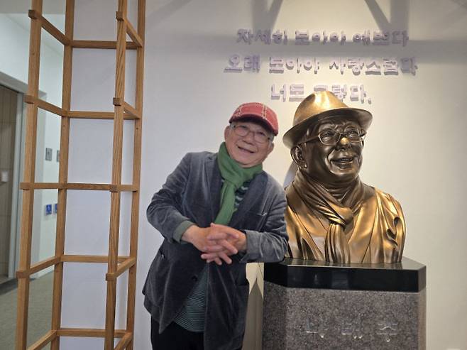 나태주 시인이  나태주풀꽃문학관 내에서 제막식을 가진 정찬국 조각가의 작품 나태주 흉상 앞에서 포즈를 취하고 있다.  사진=한성일 기자