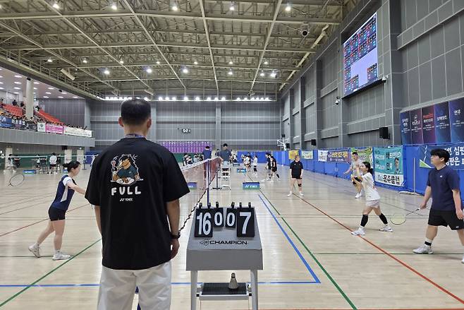 11일 북구 연제동 종합체육관에서 열린 '제12회 남도일보배 배드민턴대회'에서는 치열한 승부가 펼쳐졌다. /정유진 기자 jin1@namdonews.com