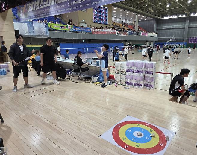 11일 북구 연제동 종합체육관에서 열린 '제12회 남도일보배 배드민턴대회' 현장에서는 메리츠화재가 마련한 참여형 이벤트가 함께 진행돼 참가자들의 호응을 이끌었다. /정유진 기자 jin1@namdonews.com