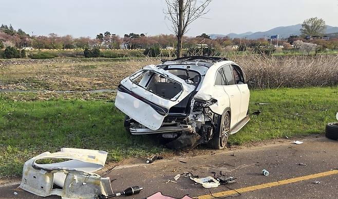 ▲ 11일 오후 5시 24분께 경주시 동천동 도로를 달리던 벤츠 승용차가 가드레일과 충돌 후 5m 아래 하천 고수부지로 추락해 처참한 모습을 보이고 있다. 이 사고로 60대 여성 4명이 심정지로 상태로 발견됐다. 경북소방본부 제공