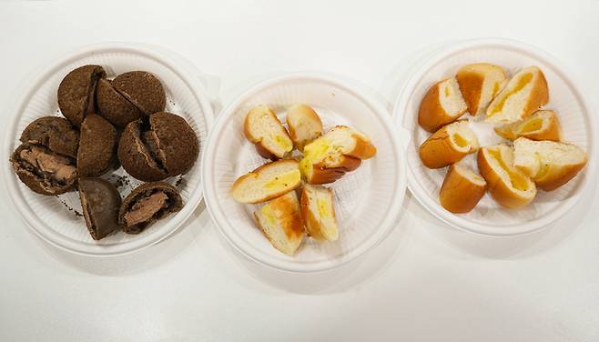 왼쪽부터 편의점, 대형프랜차이즈, 천원빵집 슈크림빵. 이수현기자