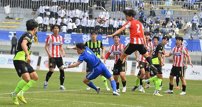 11일 제주종합경기장 주경기장에서 '2026 제주일보 백호기 전도 청소년 축구대회' 고등부 대기고등학교와 서귀포고등학교 간 준결승 경기가 열리고 있다.
