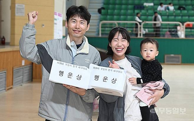 제38회 무등기 전국 배구대회가 11일 화순군 화순읍 하니움문화스포츠센터 외 보조경기장에서 개최됐다. 행운권에 당첨된 참가자가 환호하고 있다. 양광삼기자 ygs02@mdilbo.com