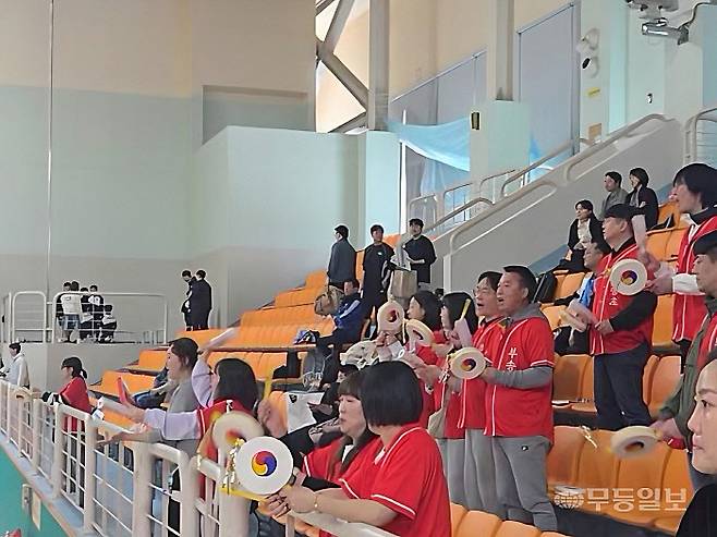 38회 무등기 전국 배구대회가 11일 화순군 화순읍 하니움문화스포츠센터 외 보조경기장에서 개최된 가운데 아리부송초 학부모들이 경기 응원에 매진하고 있다. 박소영기자 psy1@mdilbo.com