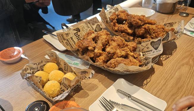 bhc 쏘이갈릭킹 오리지널과 허니 두 종류의 치킨이 보이고 있다.(사진=정영인 기자 oin@)